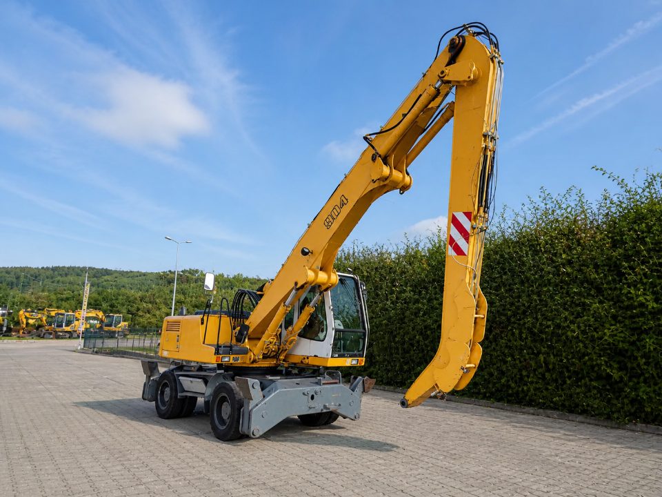 Baumaschine auf einer Baustelle (mit KI bearbeitet)